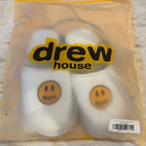 Drew house slipper slides (White) size S/M
Fits women’s 7-9